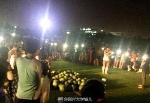 现场围观吃瓜群众,吃瓜群众的热闹现场